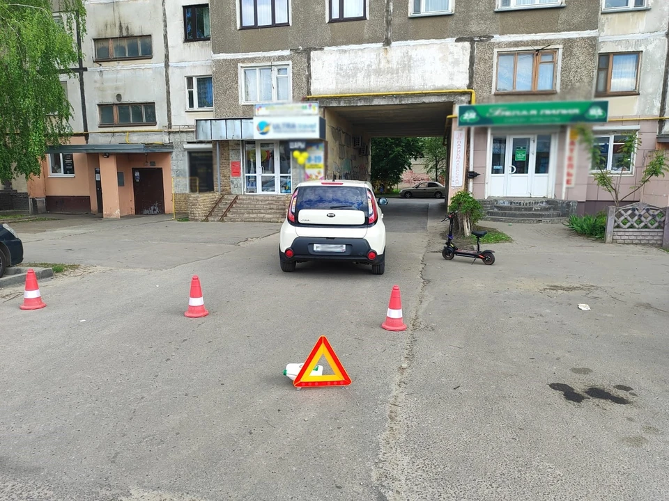 Мальчик ехал по тротуару