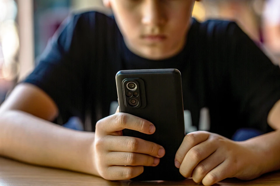Скроллинг — это бесконечное листание ленты в соцсетях или на видеоплатформах. Для многих подростков это стало образом жизни.