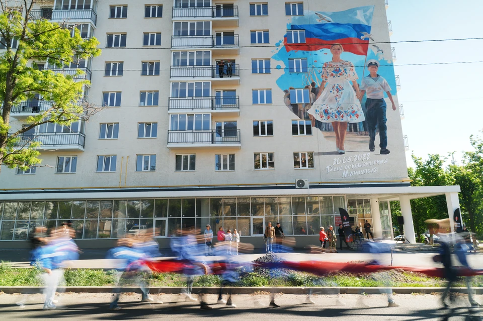 200 метровый флаг ДНР развернули по улице Апатова вдоль нового мурала «Возрождение»