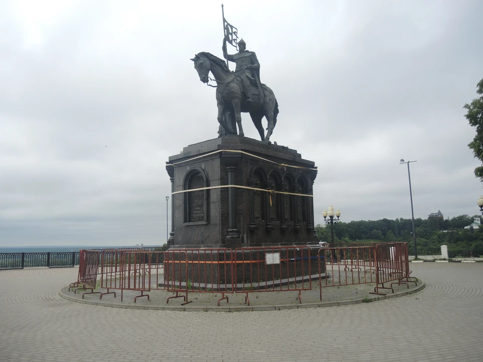 Памятник князю Владимиру стоит в стяжках уже три года.