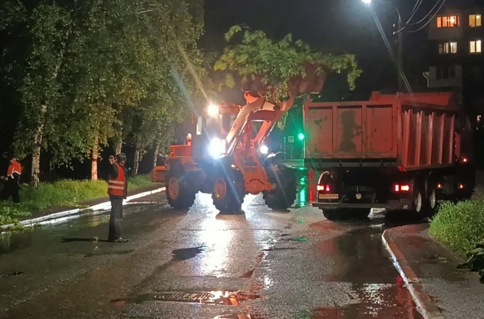 В Уфе коммунальные службы в ночную смену устраняли последствия ливня и шквалистого ветра.