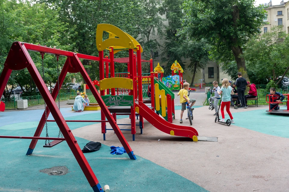 Во многих дворах появятся новые детские площадки.