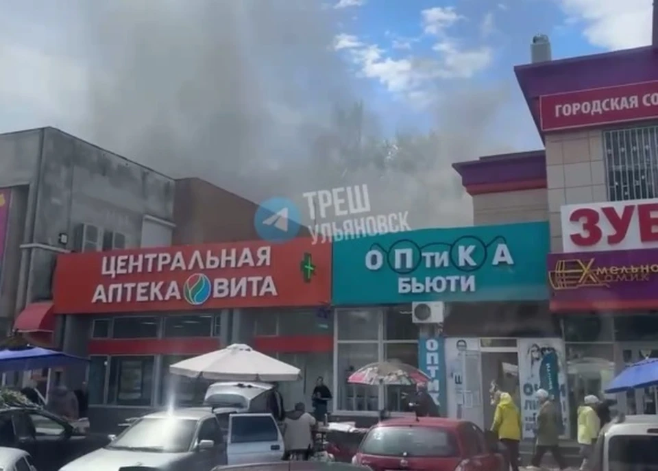 На проспекте Генерала Тюленева случился пожар в здании магазина. Фото Треш Ульяновск