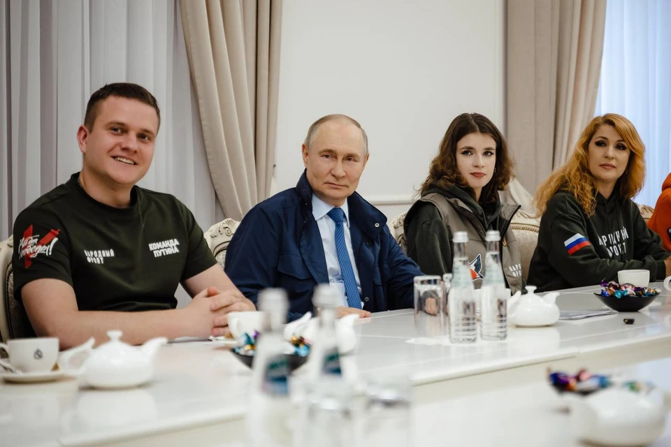 Путин встретился с волонтерами Фото: Хинштейн