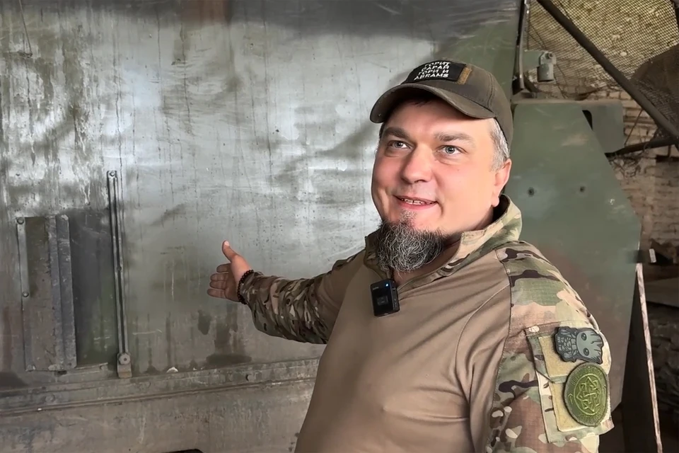 Украинские боевики не успели вытащить с поля боя подбитую командно-штабную машину, которая весит больше 30 тонн
