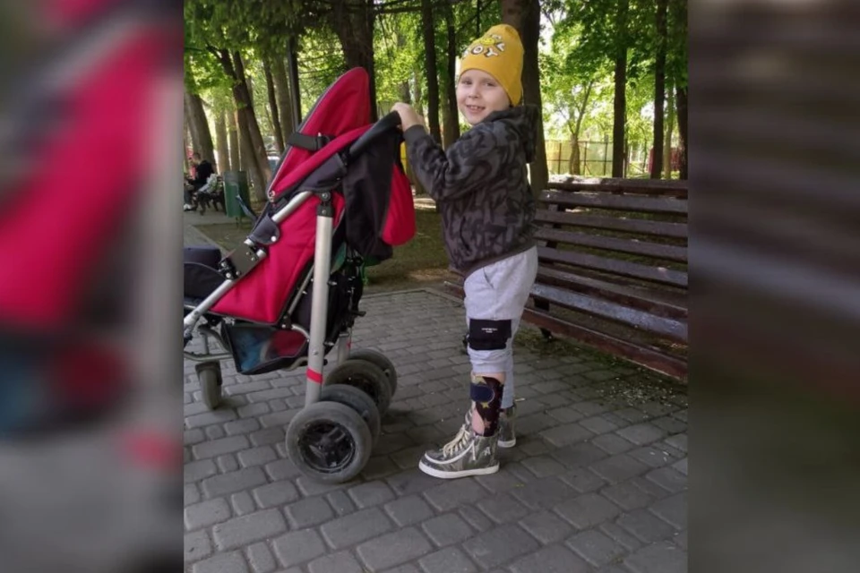 Два месяца назад мальчик получили свои аппараты в Москве. Фото: из семейного архива.