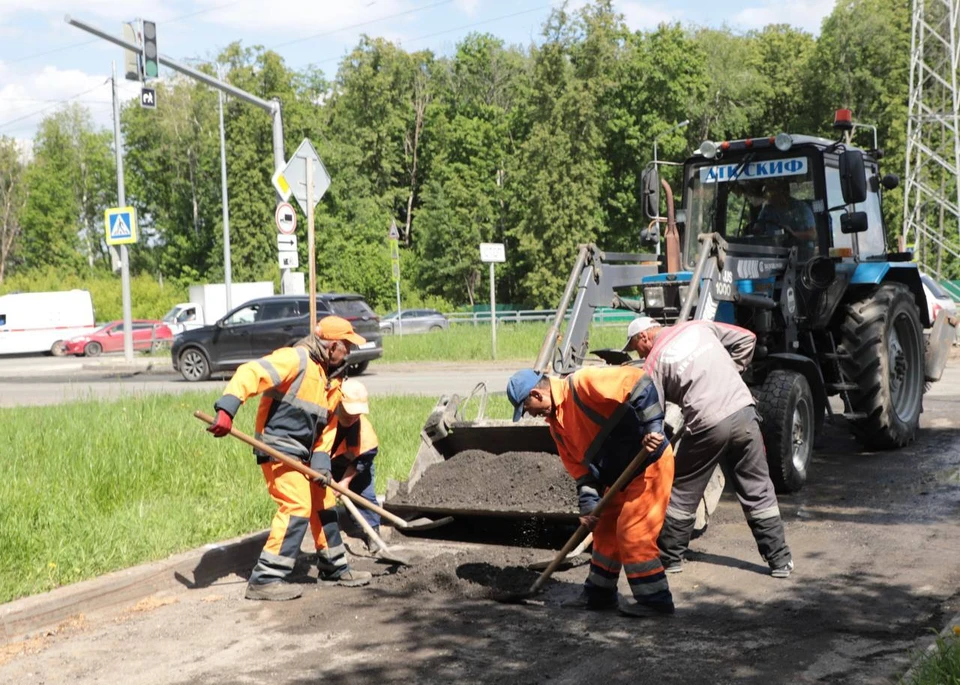 Рабочие обновляют дорожное покрытие и тротуары