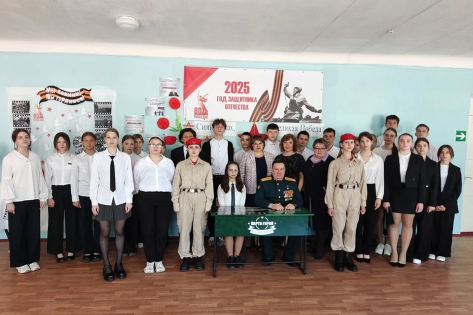 В Донецкой школе №39 открыли «Парту Героя», посвященную Константину Кузьмину. Фото: Народный Совет ДНР