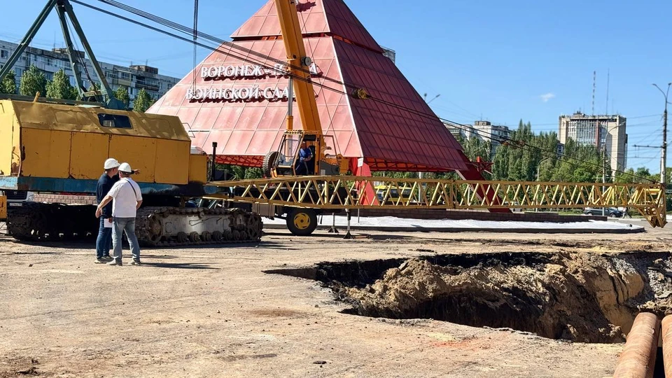 У Памятника Славы начали монтаж крана для установки шпунтового ограждения.