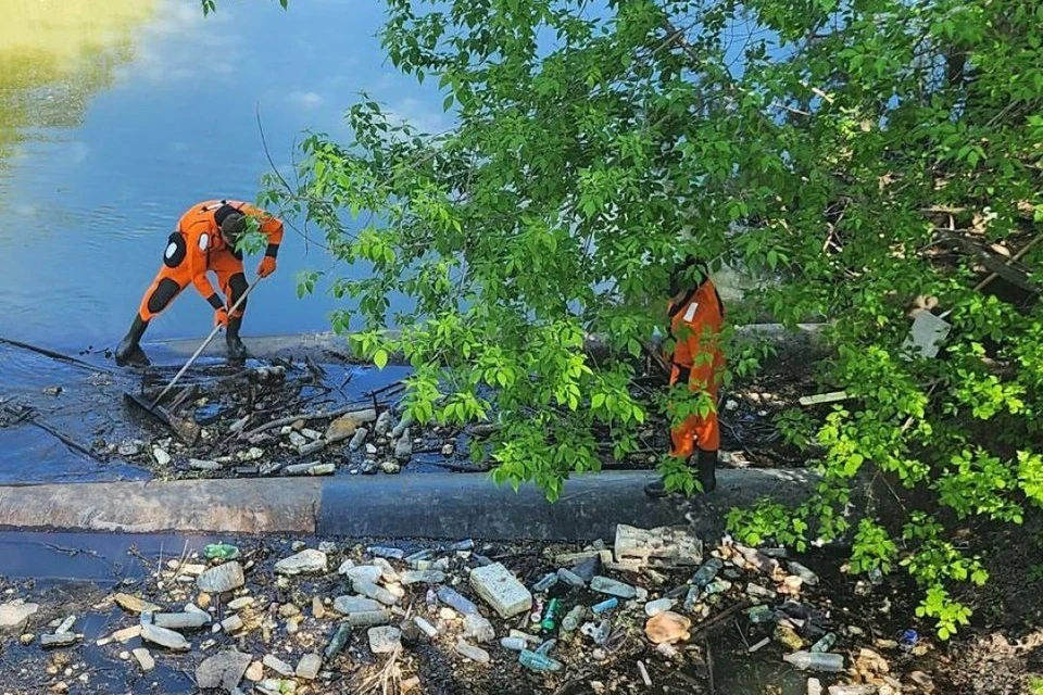 В Дзержинском и Калининском районах очистили берега и русла малых водоемов. Фото: пресс-служба мэрии Новосибирска.
