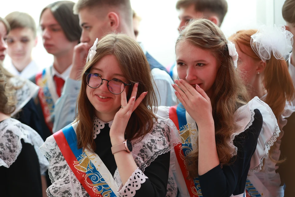 Пасечник поздравил школьников с окончанием учебного года