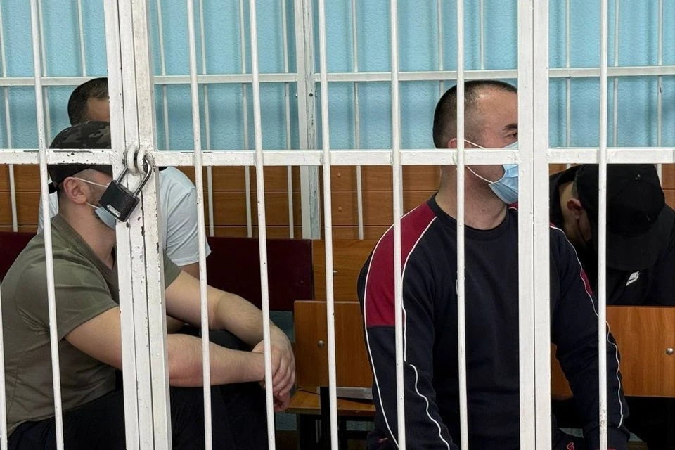 Никто из обвиняемых вины не признает.