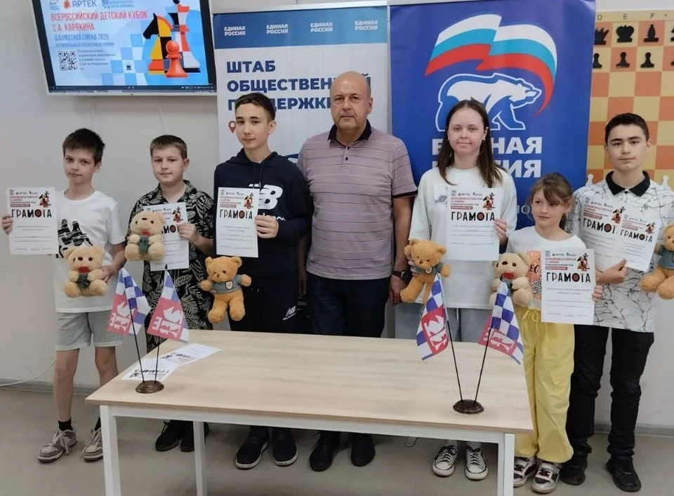 Депутат Рязоблдумы Сергей Пупков с победителями. Фото: Штаб общественной поддержки партии "Единая Россия" в Рязанской области