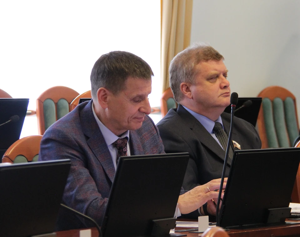 Контроль за прохождением нерестового периода обсудили депутаты регионального парламента.