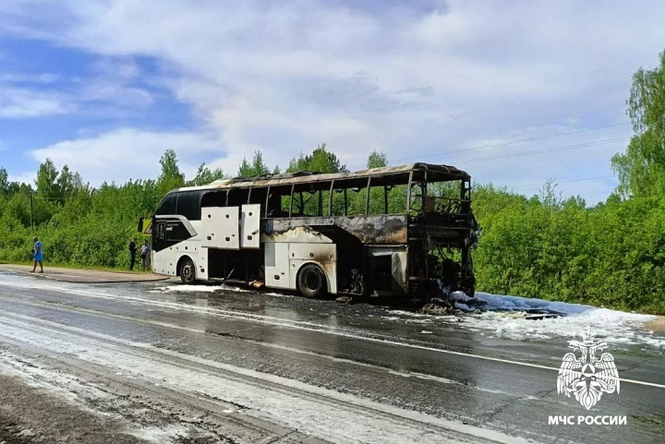 Автобус с костромским школьниками загорелся на трассе "Золотое кольцо". ФОТО: ГУ МЧС по Костромской области