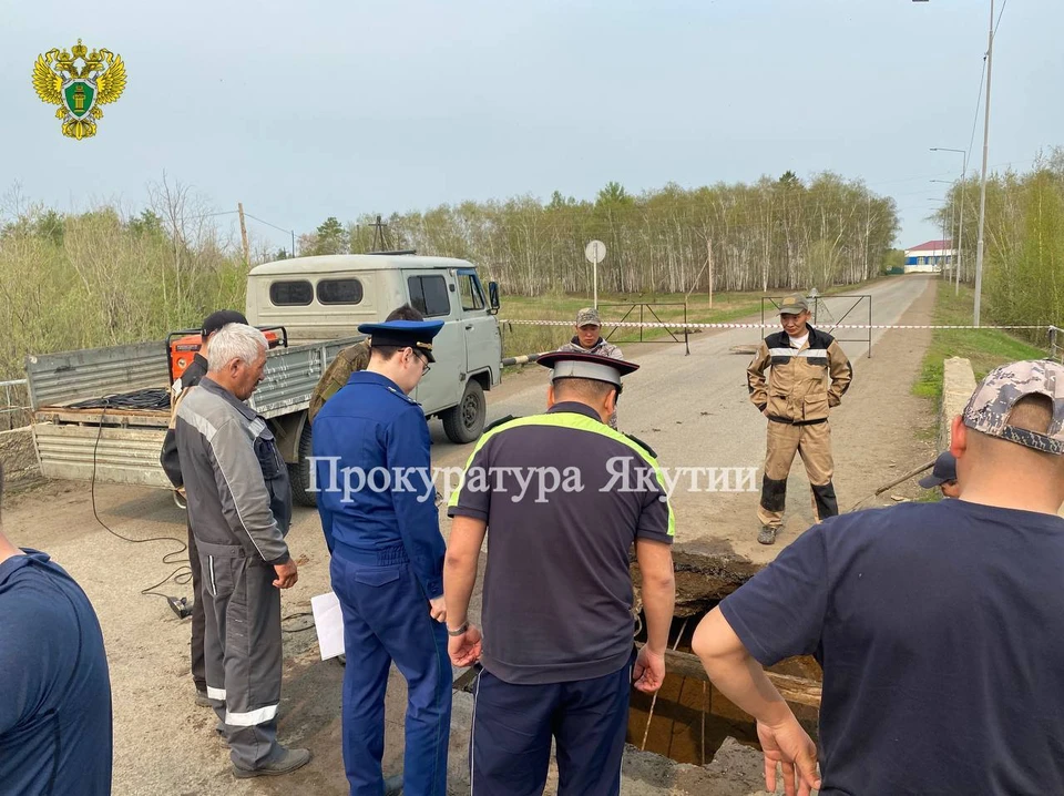В Нюрбе начата проверка после провала части моста Фото: прокуратура Якутии