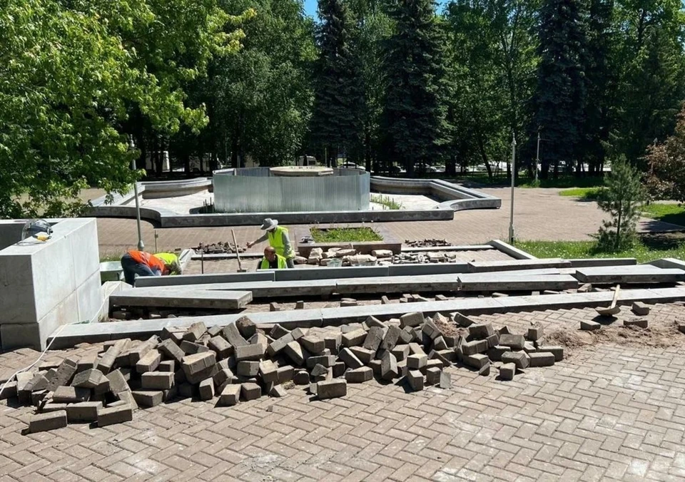 На время реконструкции парк огородили его забором.