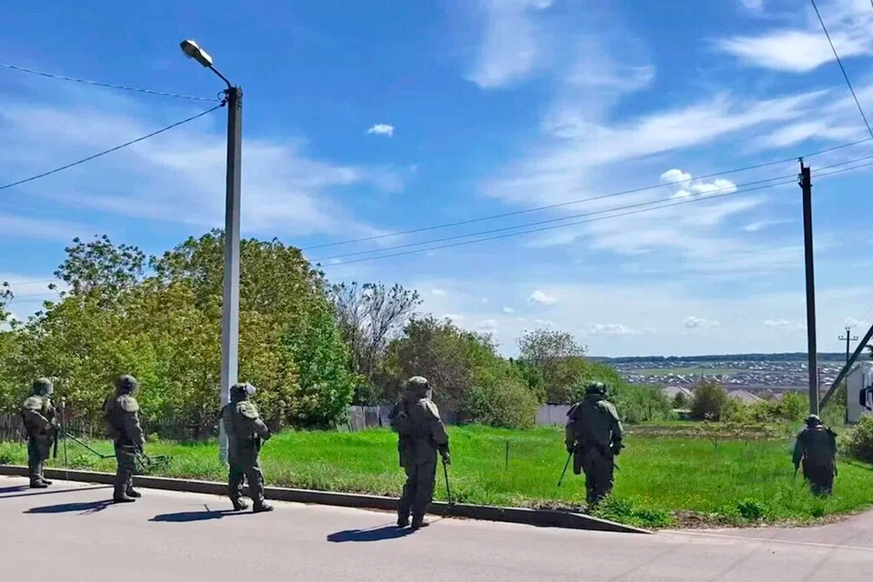 Военнослужащие тщательно проверяют дороги, тропики и огороды, которые противник минировал снарядами