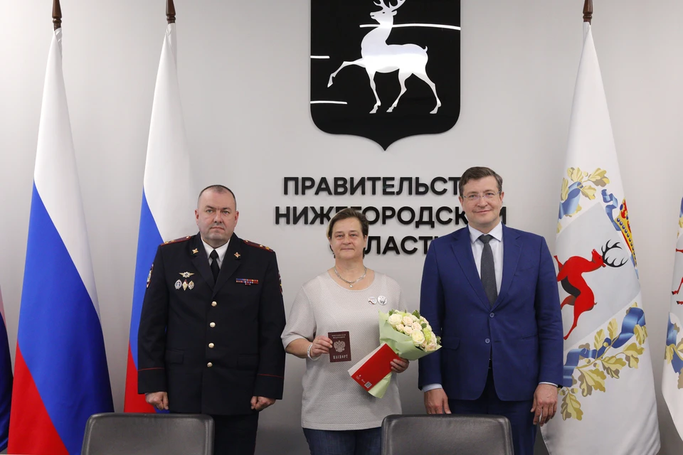 Паспорт РФ вручили главе немецкого фонда «Мост мира» Килинч в Нижнем Новгороде. Фото: Кира Мишина