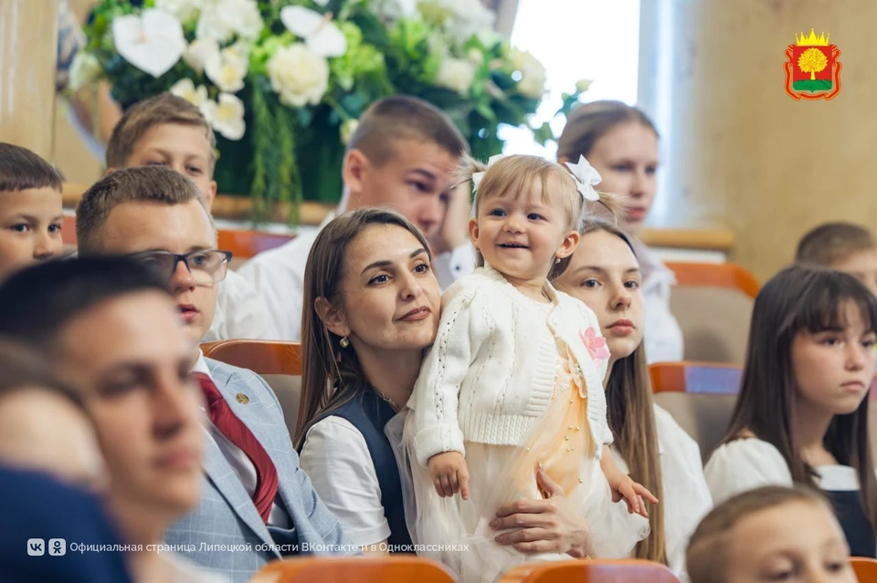 Всего в 25 семьях, приглашенных на праздник, родилось 102 ребенка.