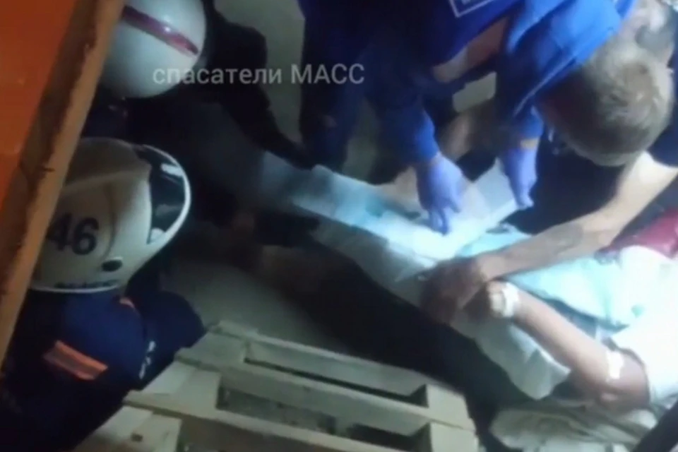 Женщину эвакуировали из погреба и доставили в больницу. Фото: спасатели МАСС