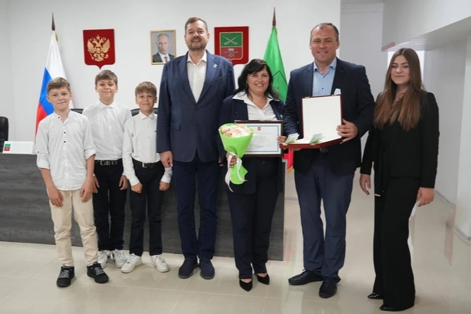 Многодетным семьям и Мелитополя вручили орден "Родительская слава". Фото: тг-канал Евгения Балицкого