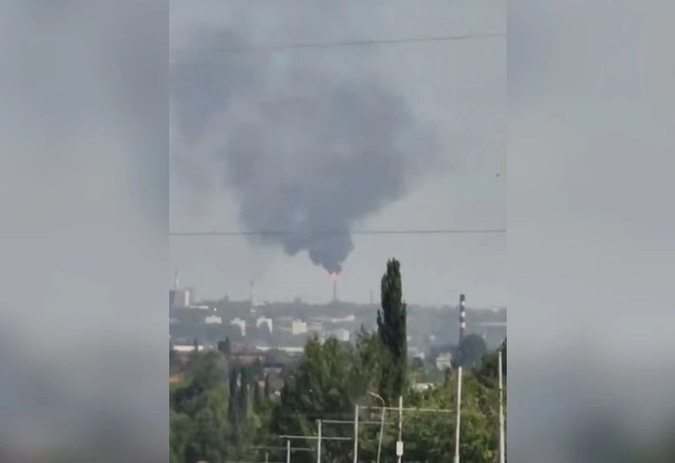 Жителей Уфы встревожил черный дым в районе промзоны.