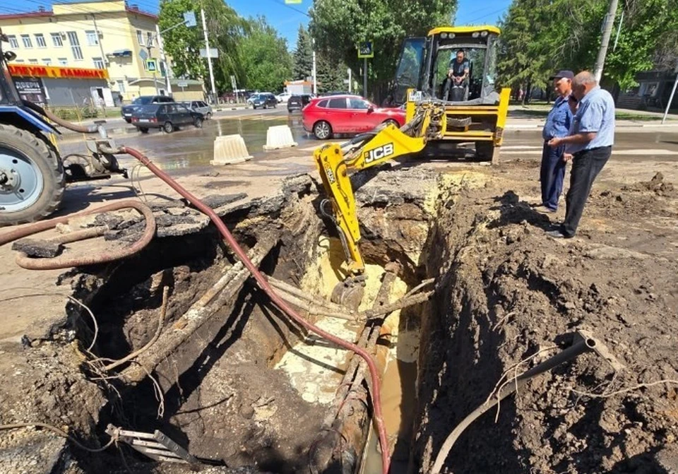 На месте нового порыва ведутся работы