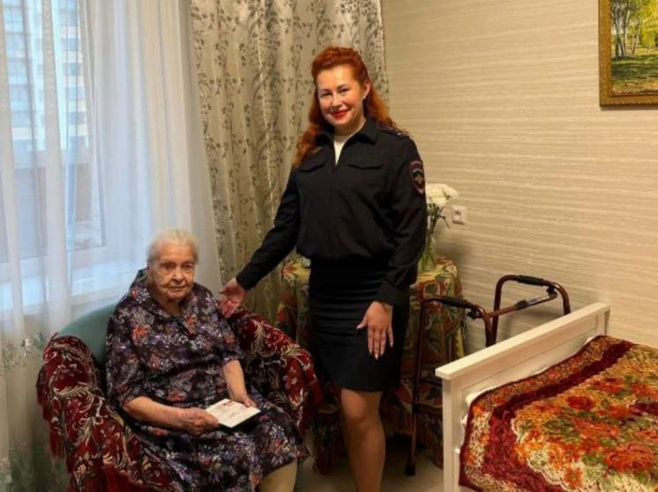 100-летней гражданке Казахстана вручили ВНЖ в Новосибирске. Фото: МВД по Новосибирской области