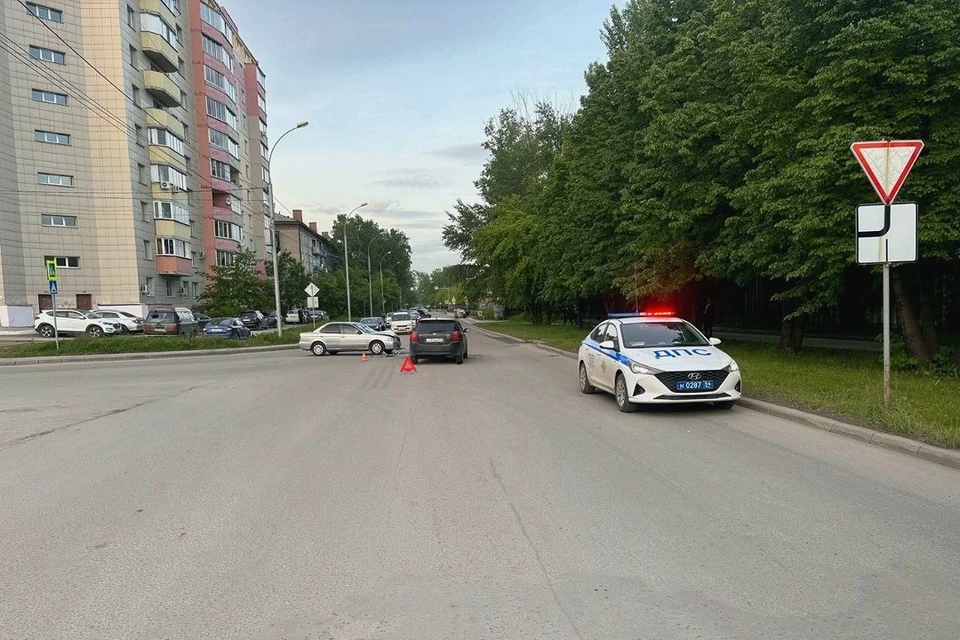 В Новосибирске скорая увезла 12-летнюю девочку после ДТП с двумя иномарками. Фото: Госавтоинспекция Новосибирской области