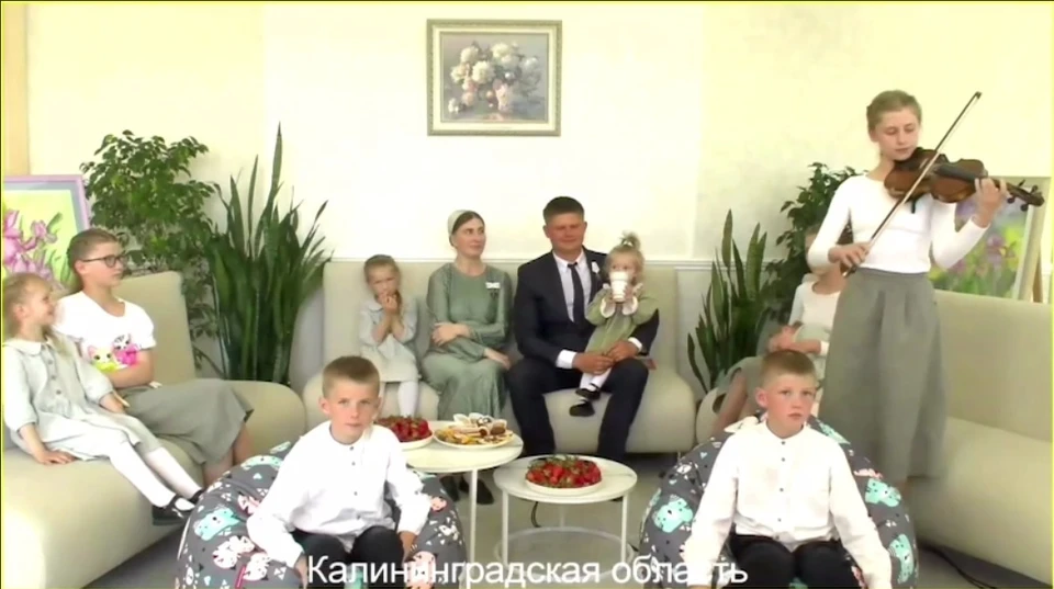 Девочка пришла на встречу со скрипкой. И, как оказалось, не просто так.