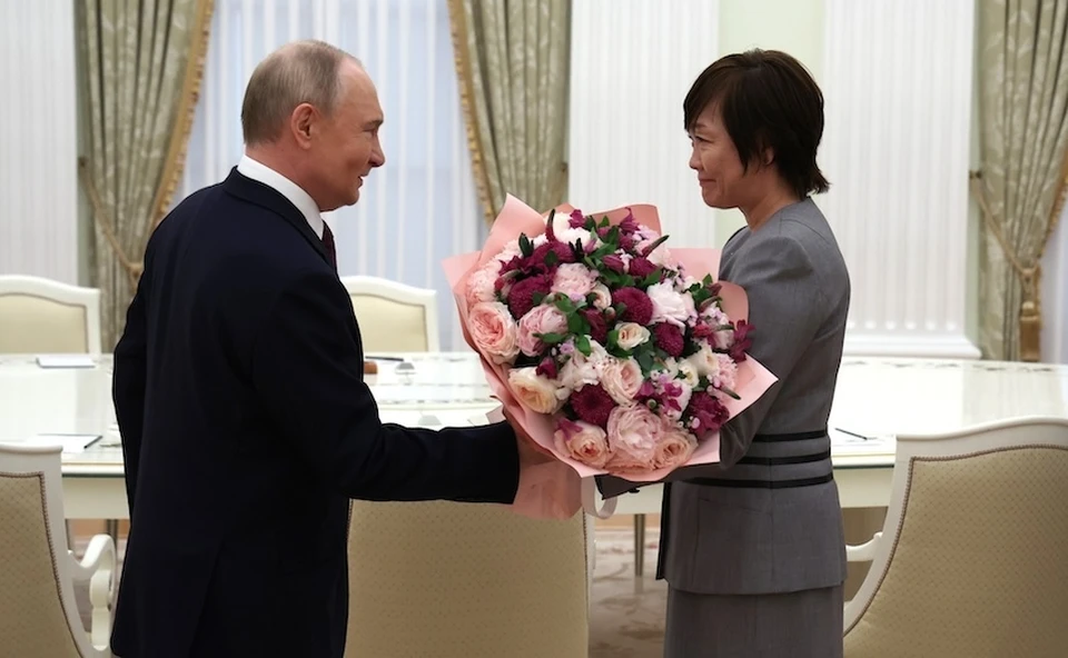 Песков: Путин дал свой Аурус вдове премьера Японии, чтобы она успела в театр. Фото: сайт Кремля