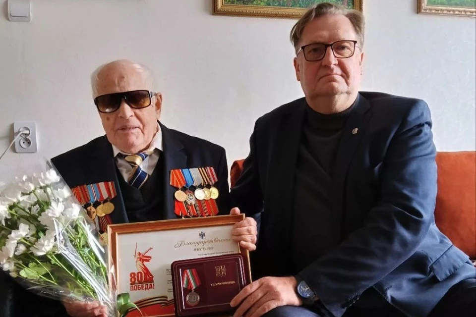 98-летний Николай Чивелёв получил благодарность и знак «Почётный житель Новосибирской области». Фото: пресс-служба администрации Искитима.