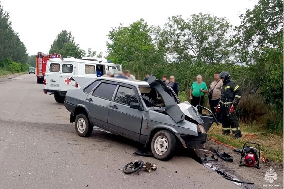 Сотрудники МЧС помогли зажатому в машине после аварии мужчине. Фото: ГУ МЧС России по Запорожской области