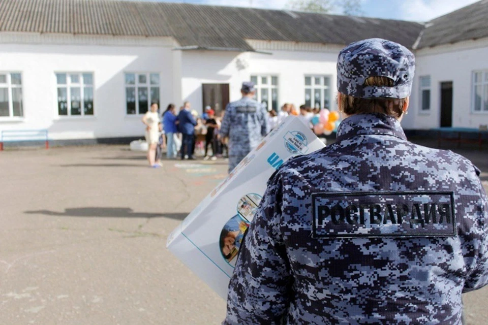 Росгвардейцы навестили с подарками реабилитационный центр в Новокиевке. Фото: управление Росгвардии по Херсонской области