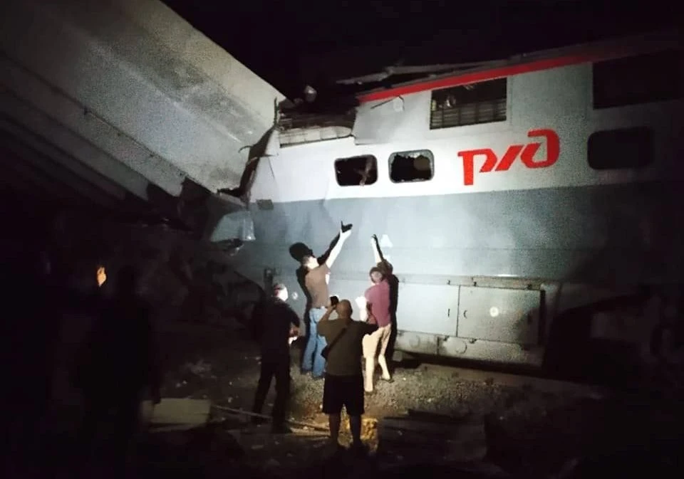 Мост рухнул прямо на поезд - удар пришелся по локомотиву. Фото: соцсети
