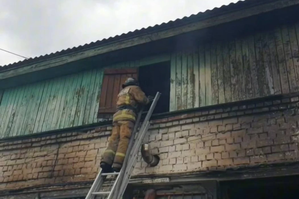 В Иркутске горит складское помещение на улице Бестужева.