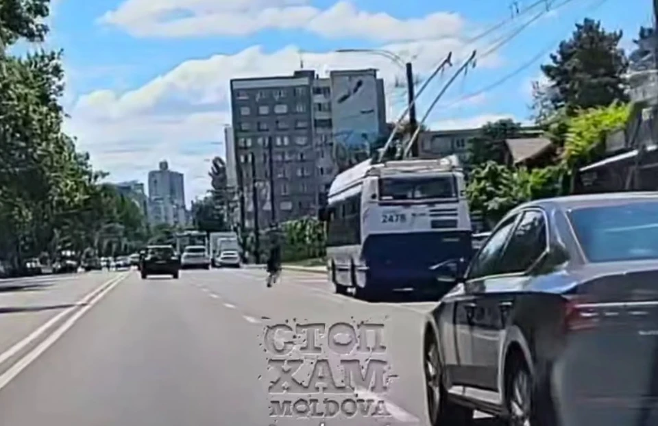 Женщина перебегала дорогу в неположенном месте. Фото: скриншот видео
