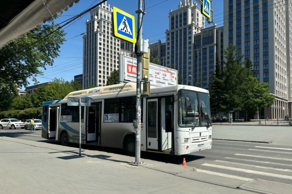 Автобус сбил школьницу и травмировал 77-летнюю пассажирку. Фото: ГАИ по Новосибирску