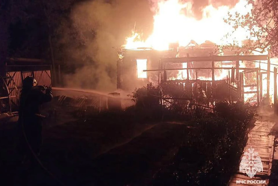 Огонь уничтожил дом в Бологом. Фото: ГУ МЧС России по Тверской области