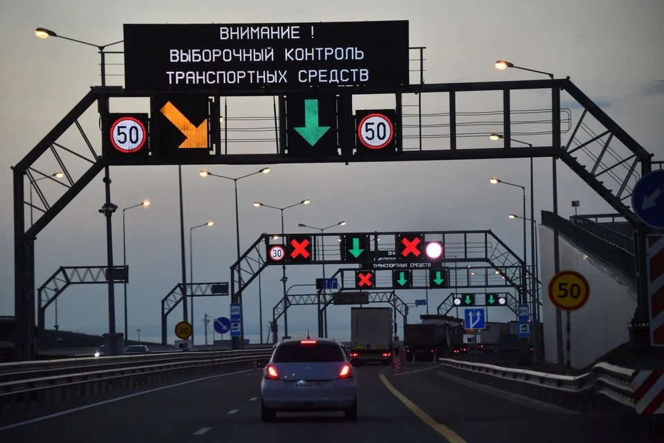 Движение по Крымскому мосту возобновили спустя 15 минут после перекрытия