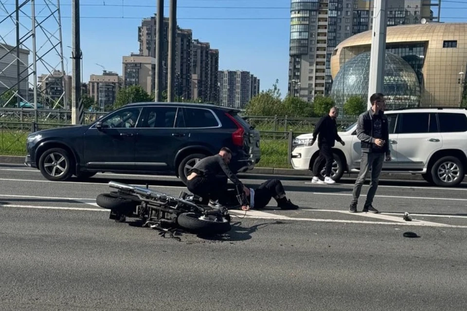 Сбитого мотоциклиста готовят к операции. Фото: vk.com/spb_today