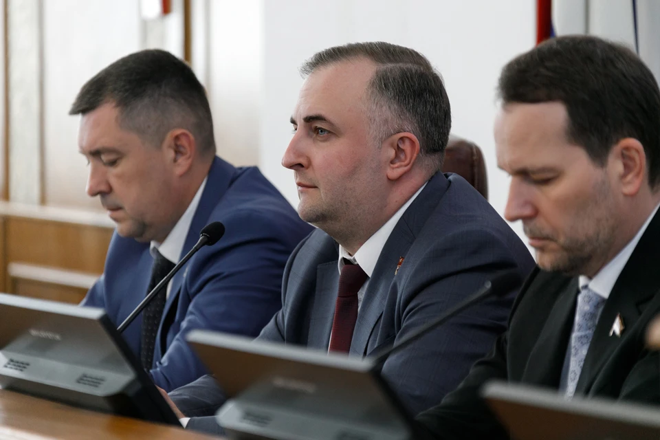 Дополнительные средства бюджета депутаты решили направить на помощь участникам спецоперации и развитие транспорта. Фото: Олег Татаркин.