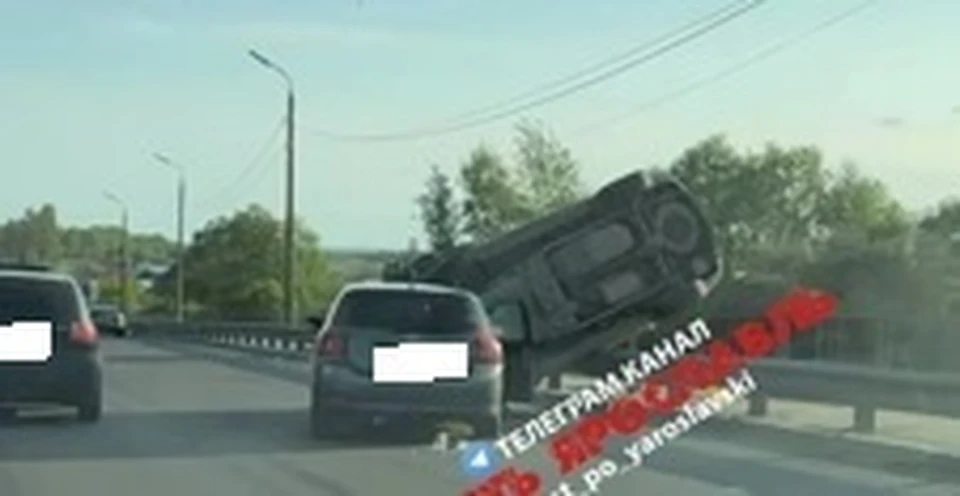 Машина чудом не вылетела за ограждение моста. Фото: телеграм-канал Жесть Ярославль