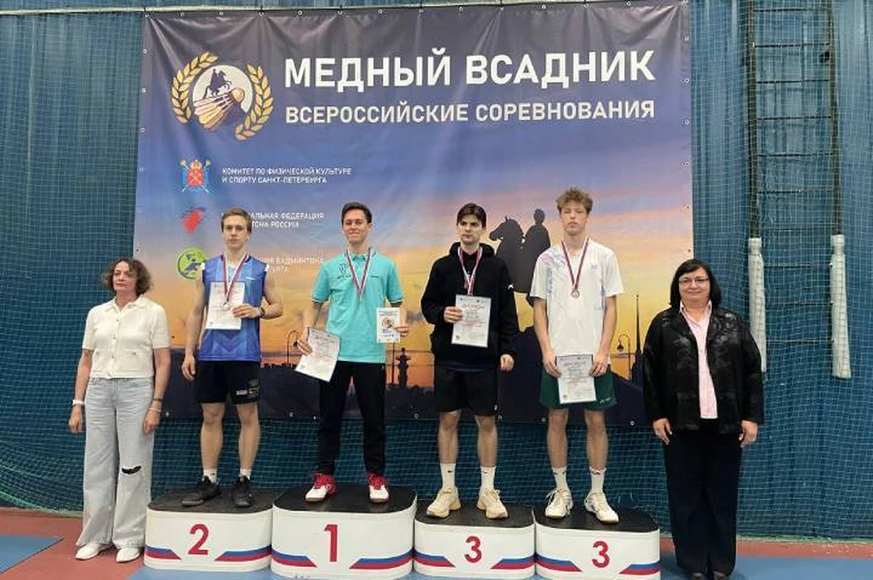 Иван Апостолюк (крайний слева) на пьедестале.