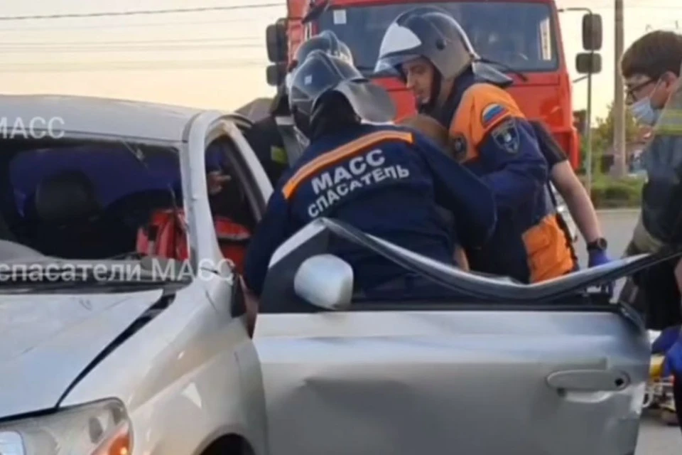 Спасатели достали мужчину из авто. Фото: скриншот из видео