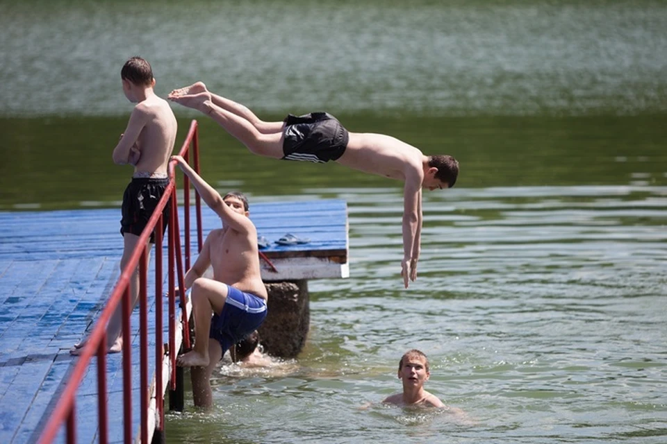 Несмотря на запреты, люди активно проводят время в водоемах
