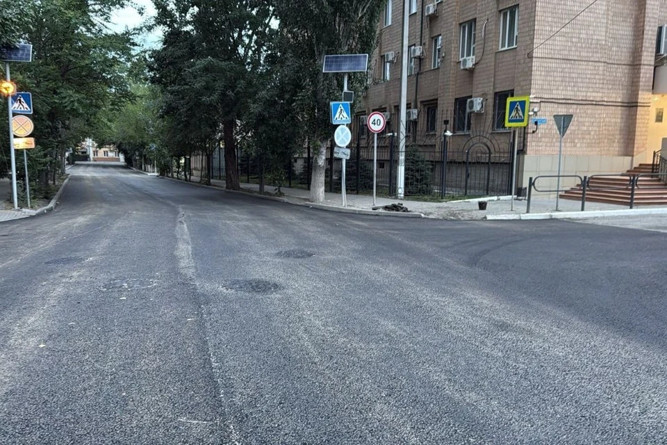 На данный момент здесь уже уложен выравнивающий слой асфальта