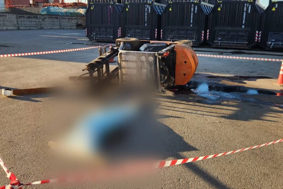 Погрузчик раздавил своего же водителя в Петербурге. Фото: ГСУ СКР по Петербургу