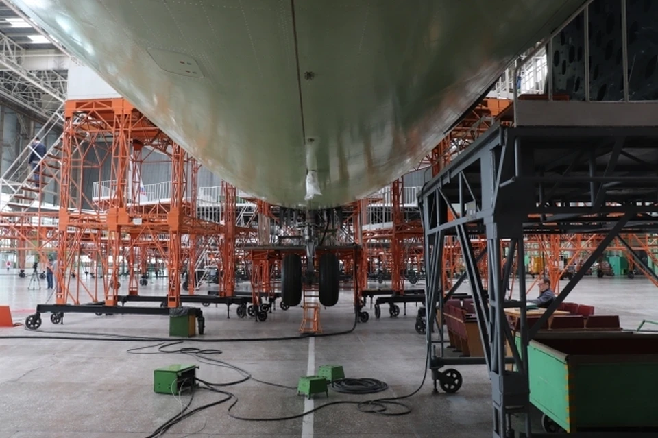 Детали для Ту-214 поставлялись из Ульяновской области, а покраска проводилась в Белоруссии.